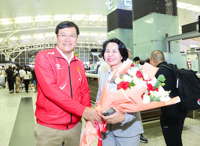 Deputy Director of the Department of Sports and Physical Training Le Thi Hoang Yen was present at Noi Bai airport to see off Head of Delegation Dang Ha Viet and members of the Vietnam Sports Delegation. Photo: Bui Luong