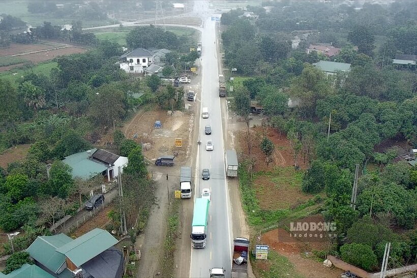 Tuyến đường Hồ Chí Minh gần điểm cuối cao tốc Tuyên Quang - Phú Thọ càng ngày càng đông đúc. Ảnh: Tô Công.