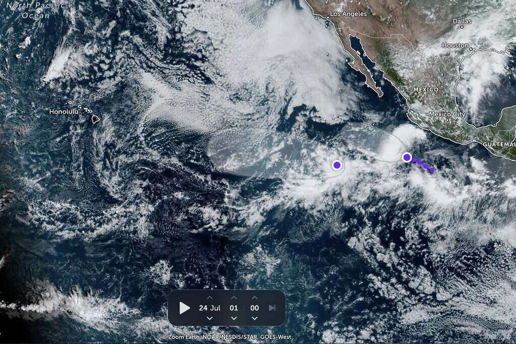 Two low pressures are being recorded in the eastern Pacific Ocean on July 24. Photo: Zoom Earth