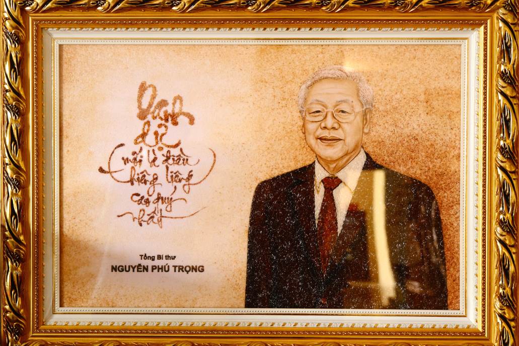 Chân dung Tổng Bí thư Nguyễn Phú Trọng làm từ hạt gạo. Ảnh: Yến Phương