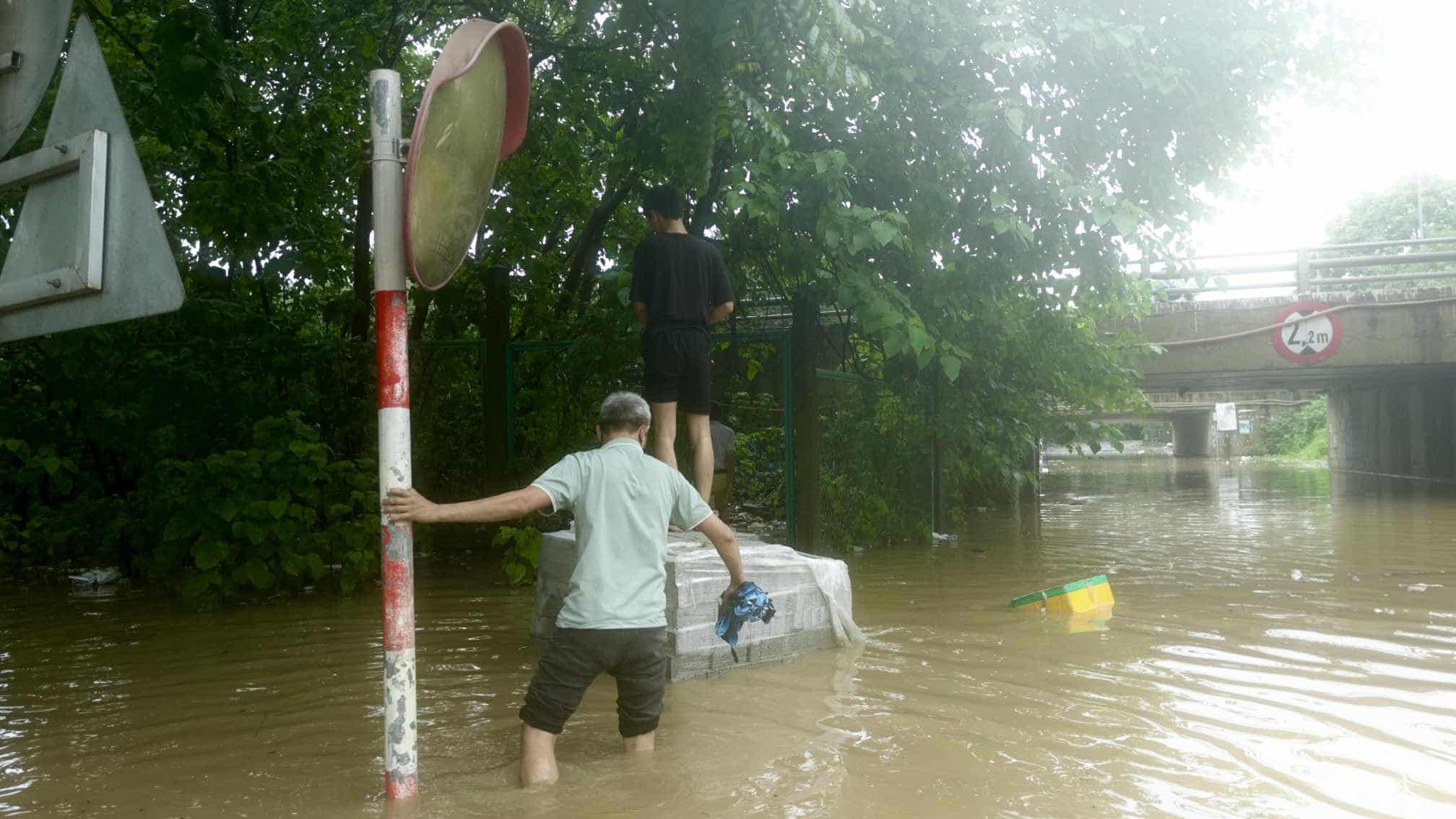 Ghi nhận lúc 6h30 ngày 24.7, tại một hầm chui dân sinh ở Đại lộ Thăng Long vẫn bị ngập nặng. Ảnh: Lâm Phú 