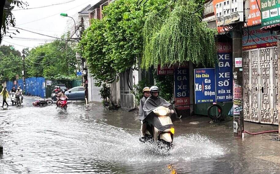 Theo Trung tâm Dự báo Khí tượng Thủy văn Quốc gia, hôm nay (24.7), ở khu vực Bắc Bộ và Thanh Hóa tiếp tục có mưa vừa, mưa to và dông, cục bộ có nơi mưa rất to hơn 180mm. Cảnh báo lũ quét, sạt lở đất tại khu vực vùng núi và ngập úng tại các khu vực trũng, thấp, đô thị. Ảnh: Huyền Trang