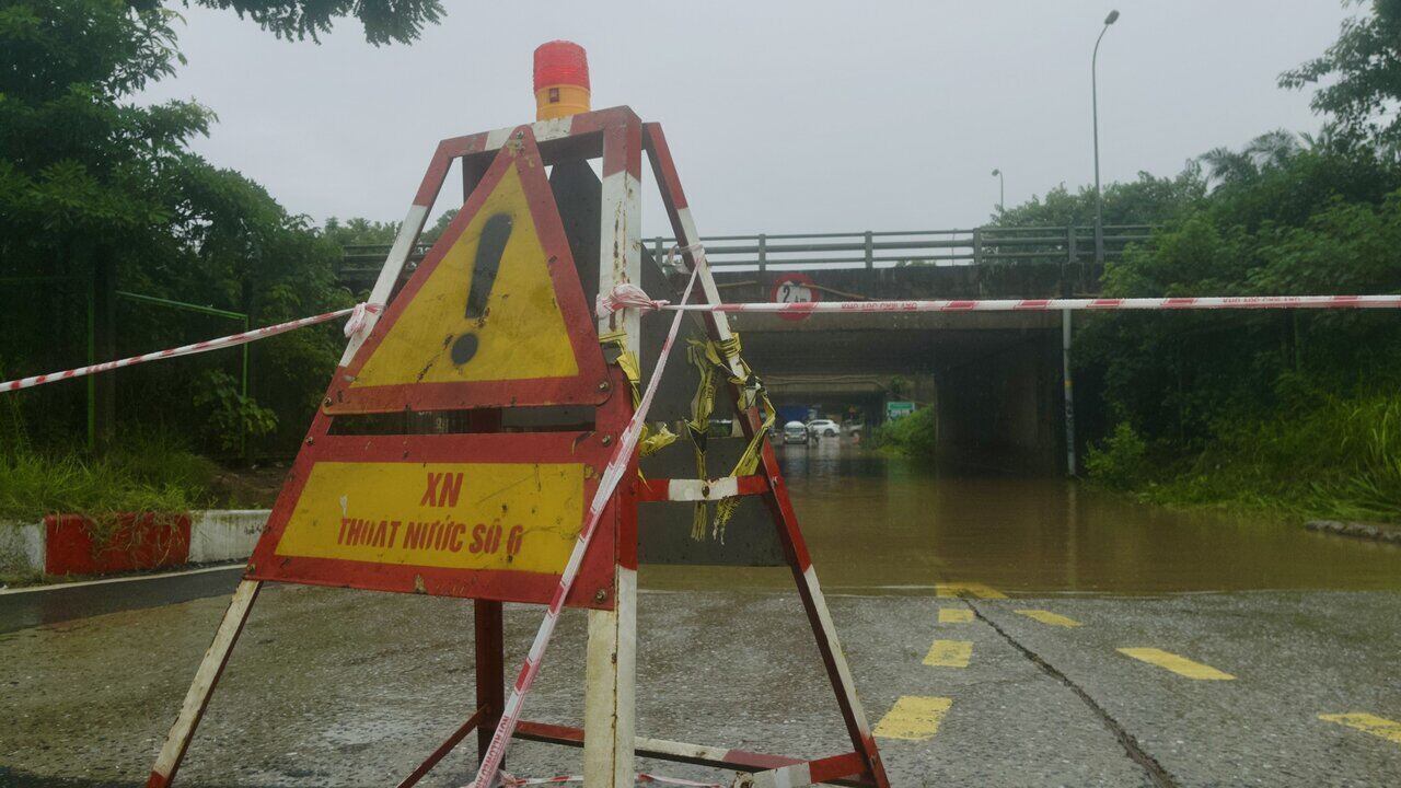 Trước cửa một hầm chui dân sinh đã được rào chắn, cấm phương tiện đi vào. Ảnh: Lâm Phú