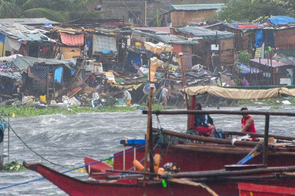 Nhà dọc sông Pasig ở Manila, Philippines bị phá hủy do bão Gaemi, ngày 23.7.2024. Khoảng 25 gia đình ở Isla Puting Bato trước đó đã được sơ tán. Ảnh: ABS-CBN 