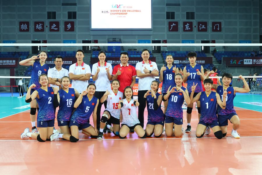 Coach Nguyen Trong Linh (3rd row, from right) with the Vietnam U20 women's volleyball team at the 2024 U20 Asian Championship. Photo: VFV