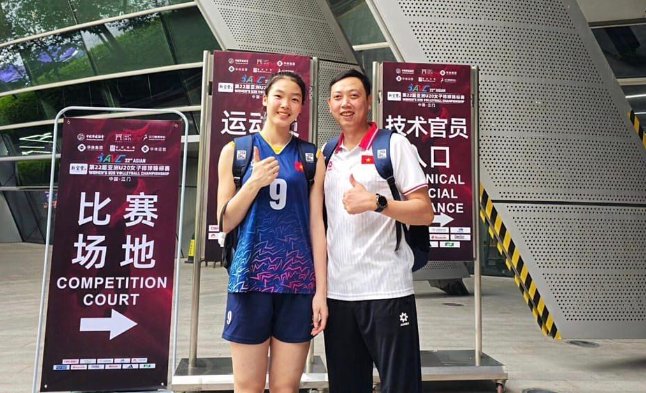 Huấn luyện viên Nguyễn Trọng Linh và cầu thủ Quỳnh Hương. Ảnh: Bóng chuyền Việt Nam