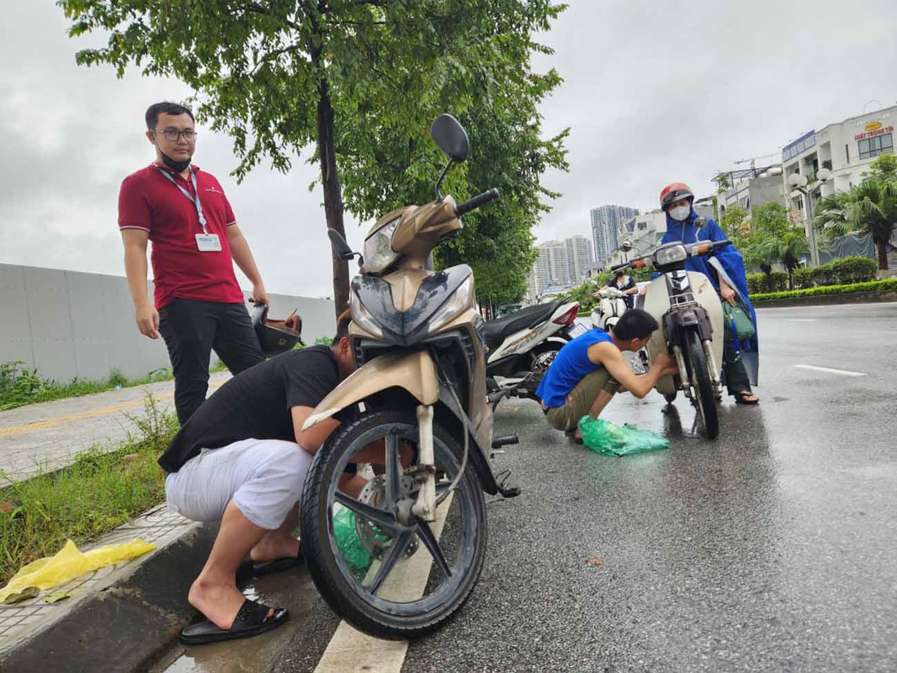 Many motorbikes have broken spark plugs after passing through flooded sections. Photo: Cao Nguyen.