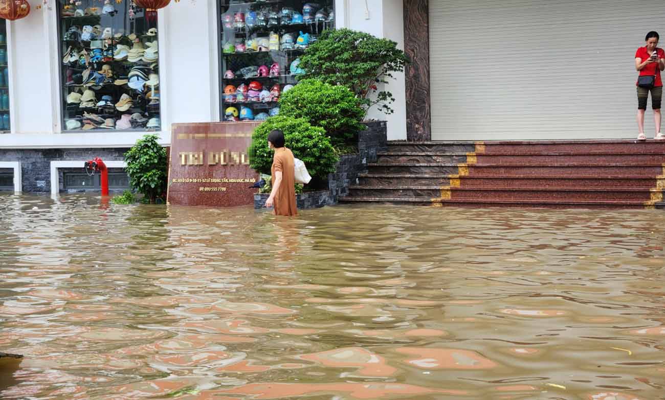 There are sections of water that are deeply flooded and many people have difficulty walking through them. Photo: Cao Nguyen.