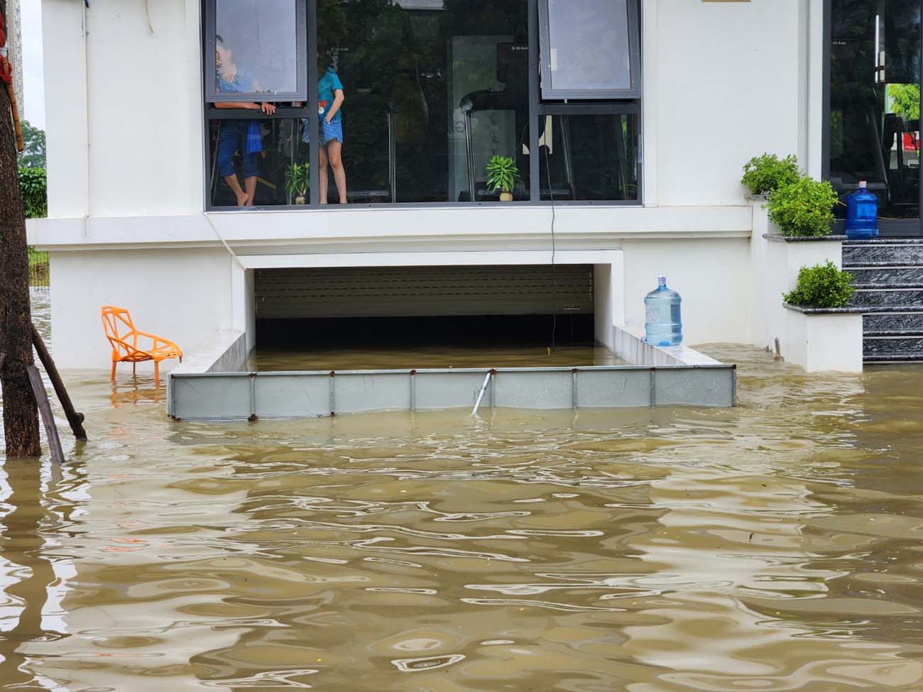 Many families have used wooden or iron panels to block the cellar door to prevent water from entering. Photo: Cao Nguyen.