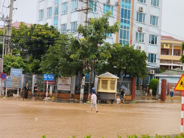 Nước đã cơ bản rút nhưng vẫn còn tình trạng ngập trên các tuyến đường nội thị TP Sơn La. Ảnh: Ngọc Mai