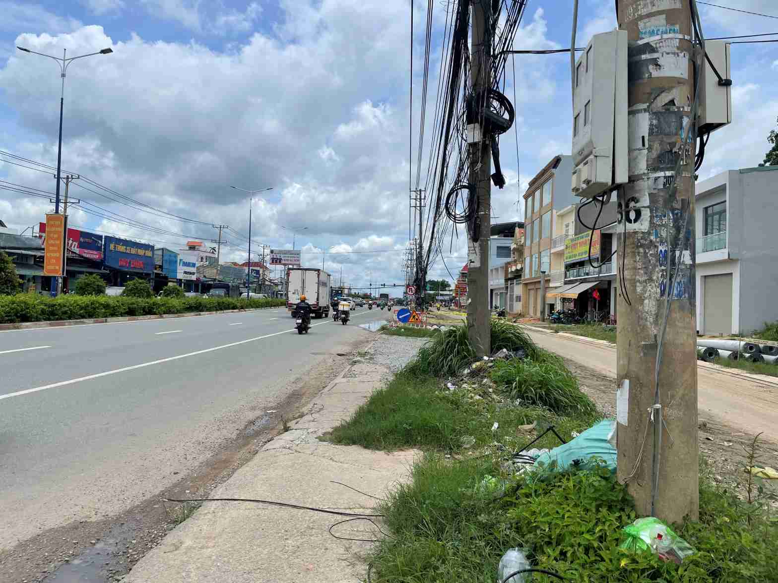 It is necessary to soon relocate the power grid to get construction ground for the project. Photo: Dinh Trong