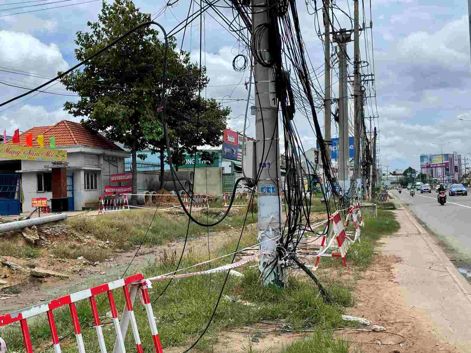 Dây cáp thả thòng xuống đường rất nguy hiểm cho người dân. Ảnh: Đình Trọng