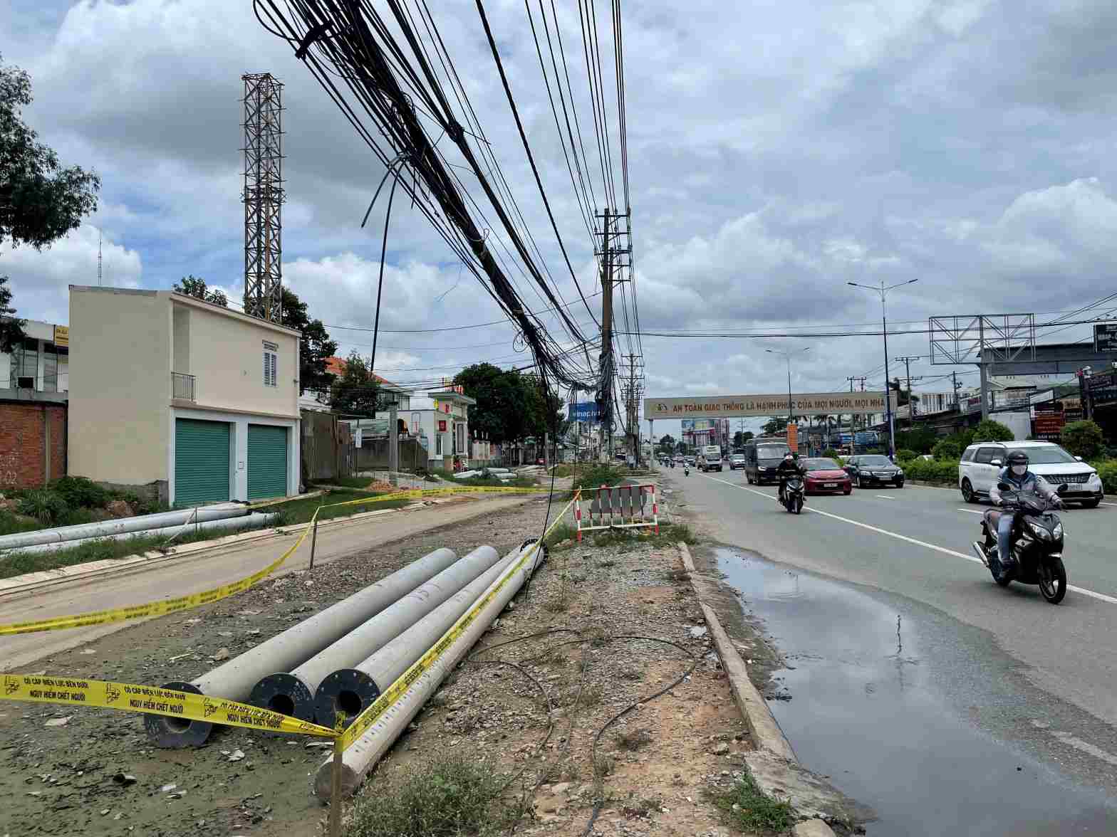 Nước đọng trên mặt đường Quốc lộ 13 gây nguy hiểm cho người dân tham gia giao thông. Ảnh: Đình Trọng