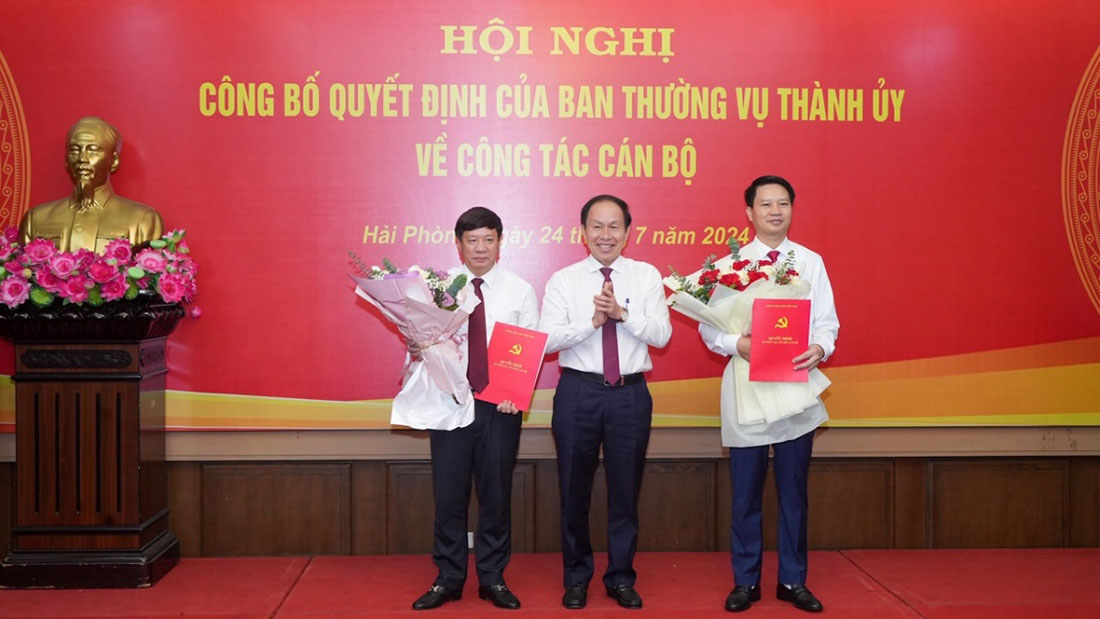 City Party Secretary Le Tien Chau presented the decision and gave flowers to congratulate Mr. Nguyen Van Tuan and Pham Quang Hien. Photo: haiphong.gov.vn