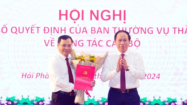 Ông Lê Tiến Châu - Bí thư Thành ủy Hải Phòng - trao quyết định, tặng hoa chúc mừng ông Phạm Hưng Hùng, tân Bí thư Huyện ủy Thủy Nguyên. Ảnh: Haiphong.gov.vn
