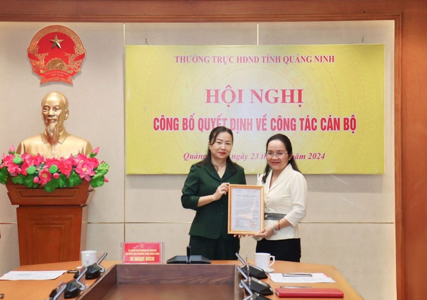 Ms. Vi Ngoc Bich - Standing Vice Chairman of the Provincial People's Council - handed over the decision to Ms. Nguyen Thi Van Ha (right). Photo: Truc Linh