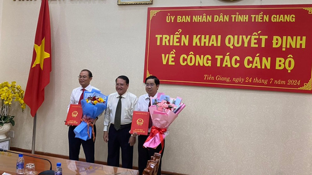 Mr. Pham Van Trong - Vice Chairman of Tien Giang Provincial People's Committee awarded the decision to appoint Mr. Nguyen Duc Thinh and Nguyen Thanh Vu. Photo: Chu Trinh