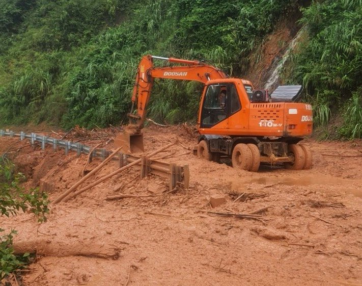 기계는 DA BAC와 HOA Binh의 높은 지역의 독특한 경로에서 산사태를 극복하고 있습니다. 사진 : dvccc