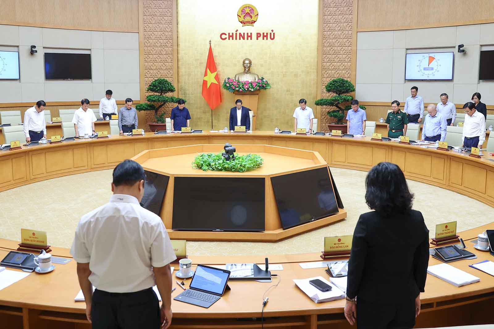 Prime Minister Pham Minh Chinh and delegates observed a moment of silence to commemorate the great President Ho Chi Minh, the heroic martyrs who sacrificed for the Fatherland and General Secretary Nguyen Phu Trong who just passed away. Photo: Nhat Bac