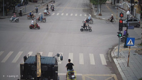 Người điều khiển xe mô tô không đội mũ bảo hiểm tại ngã 4 Trần Nguyên Hãn - Trần Quang Khải, phường Thọ Xương, thành phố Bắc Giang bị phạt nguội. Ảnh: Công an thành phố Bắc Giang