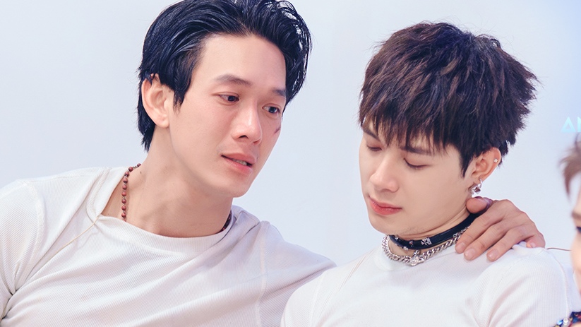 Song Luân và Anh Tú buồn bã khi chia tay đồng nghiệp ở "Anh trai say hi". Ảnh: Nhà sản xuất