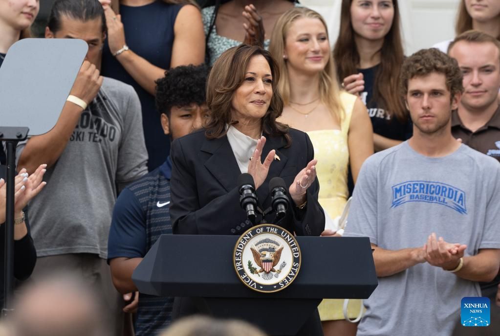 Phó Tổng thống Kamala Harris (giữa) tham dự một sự kiện ở Nhà Trắng ngày 22.7.2024. Ảnh: Xinhua