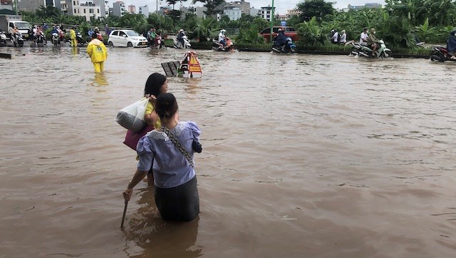 Ngập sâu, dân công sở chân mang dép lê, tay xách giày đi làm