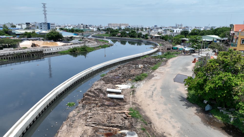 Một đoạn kênh Tham Lương được kè bờ.  Ảnh: Anh Tú