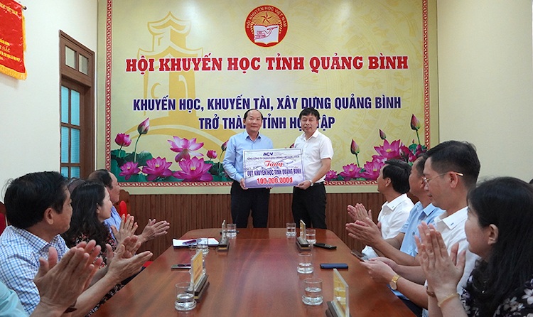 Remise de 100 millions de VND a l'Association d'education de la province de Quang Binh apres l'annulation de la ceremonie de lancement. Photo : H. Nguyen