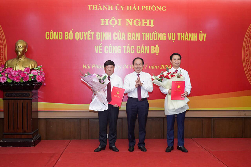 Bí Thu Thành ủy Hải Phòng trao quyết định cho tân Chánh văn phòng Thành ủy và Bí thư Đảng ủy Khối các cơ quan thành phố. Ảnh: Cổng TTĐT Hải Phòng