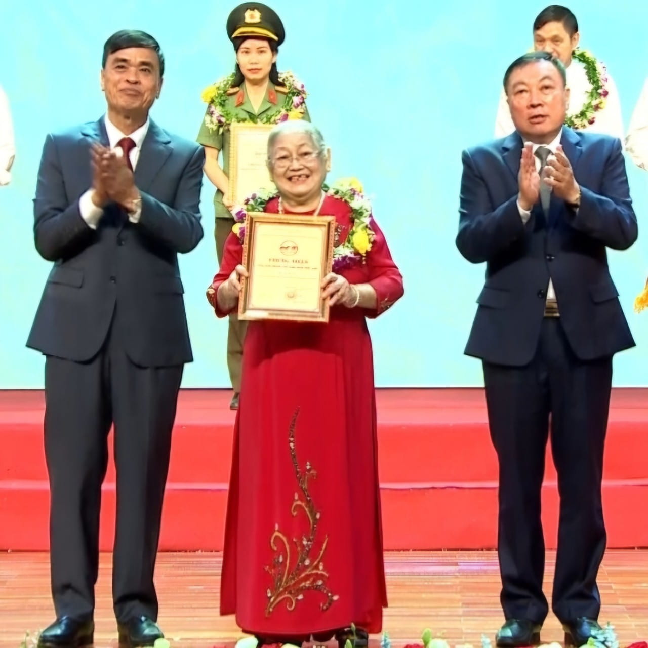 Mme Ho Thi Ly a ete felicitee et recompensee lors de la ceremonie commemorant le 70e anniversaire de la ville de Ninh Binh. Photo : Nguyen Truong
