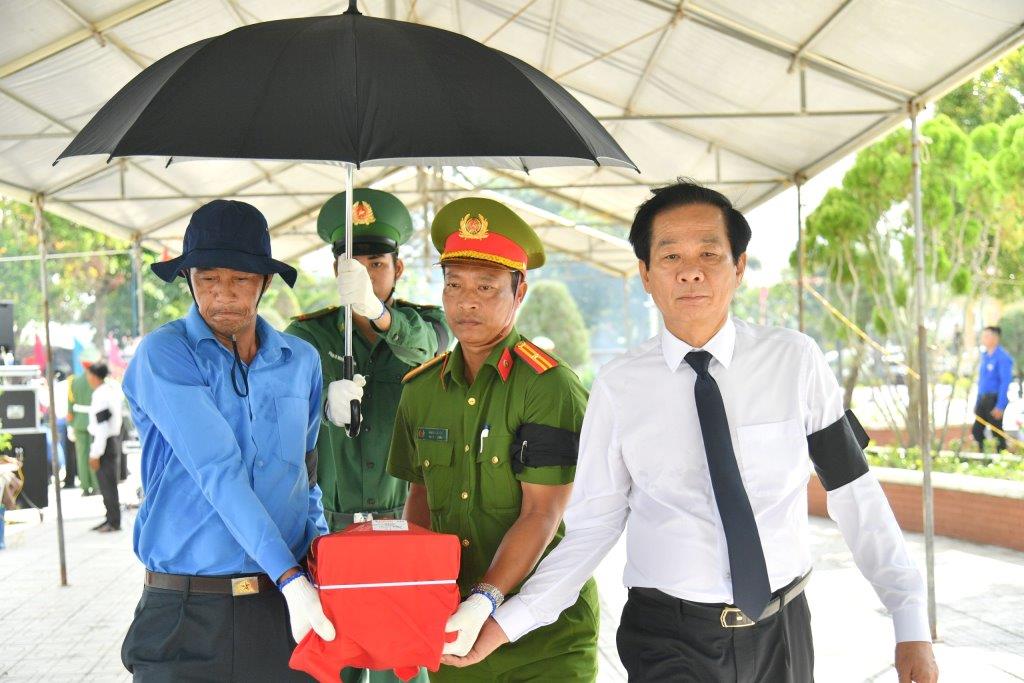 Bí Thư Tỉnh ủy Kiên Giang Đỗ Thanh Bình tiễn đưa hài cốt liệt sĩ về nơi an táng. Ảnh: Phương Vũ