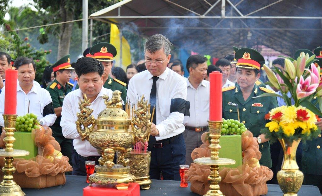 Các đại biểu thắp hương trước anh linh các anh hùng liệt sĩ. Ảnh: Phương Vũ