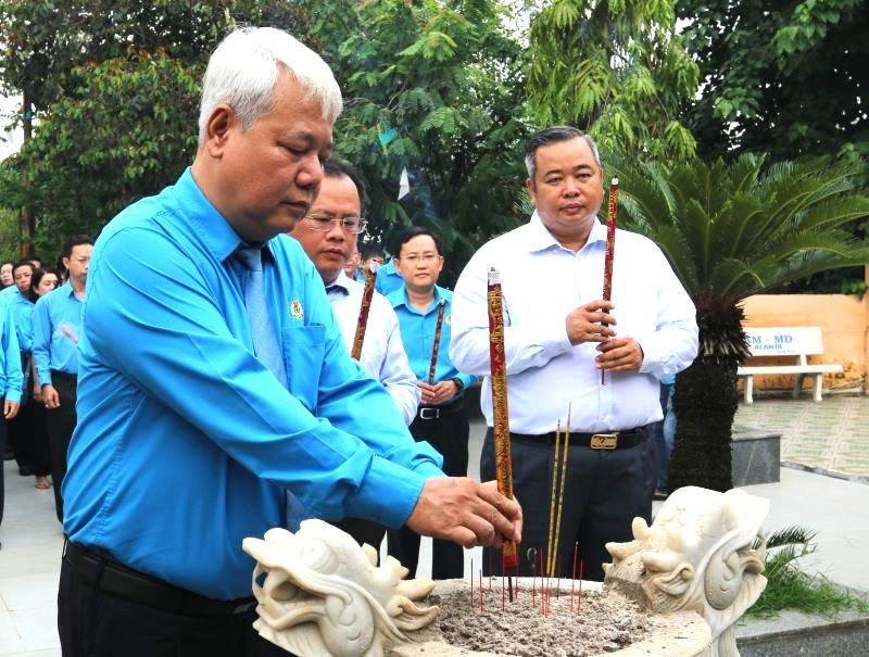 Ông Võ Khắc Thái (bìa trái) và lãnh đạo Quận ủy Quận 8, TPHCM thắp hương tưởng nhớ Chủ tịch Tôn Đức Thắng. Ảnh: Đức Long