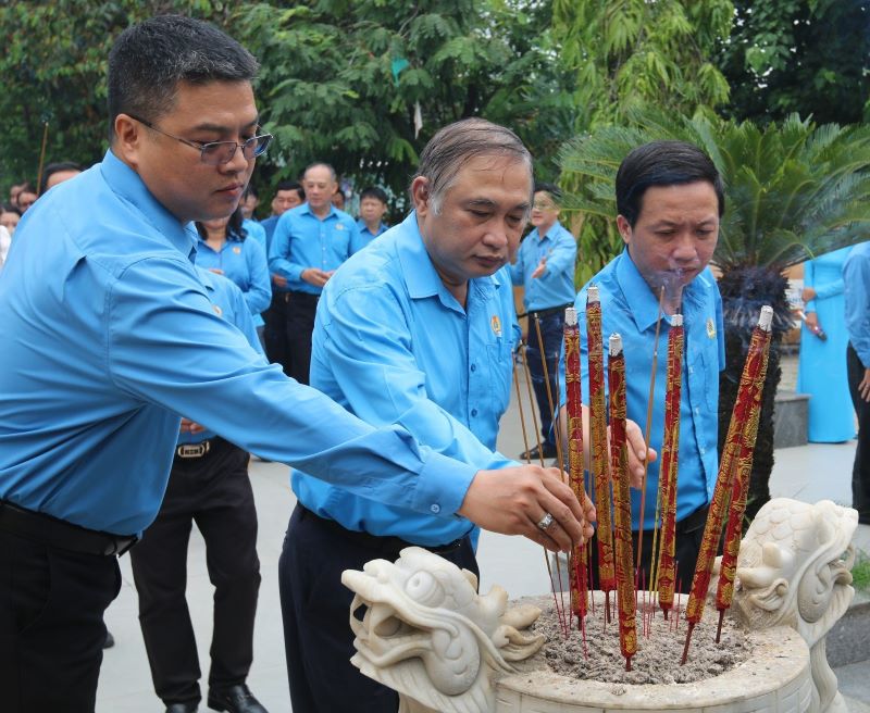 Leaders of the Ho Chi Minh City Federation of Labor's thematic committees lit incense to commemorate President Ton Duc Thang. Photo: Duc Long