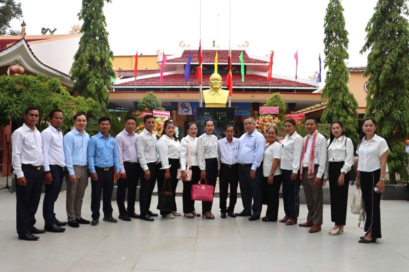 A delegation of trade union officials from the National Confederation of Trade Unions of Cambodia (NACC) came to offer incense and flowers to commemorate President Ton Duc Thang. Photo: Duc Long