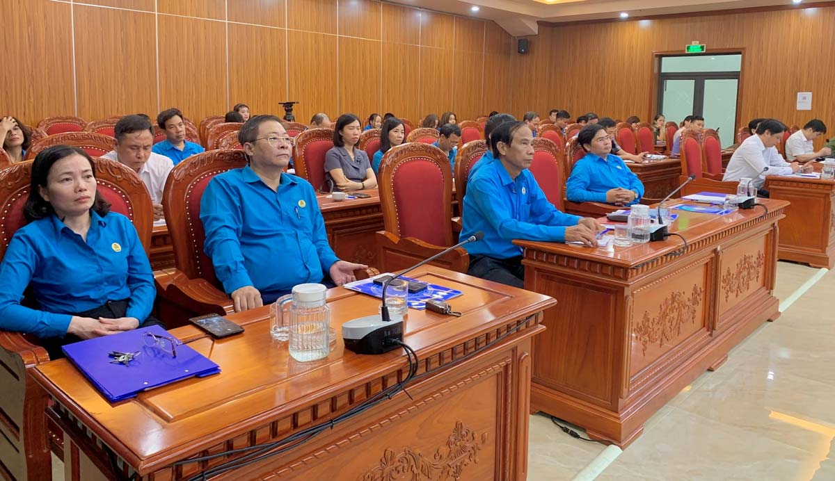 Hội nghị Ban Chấp hành LĐLĐ tỉnh Nam Định mở rộng khóa XVIII, kỳ họp thứ III. Ảnh: Lương Hà