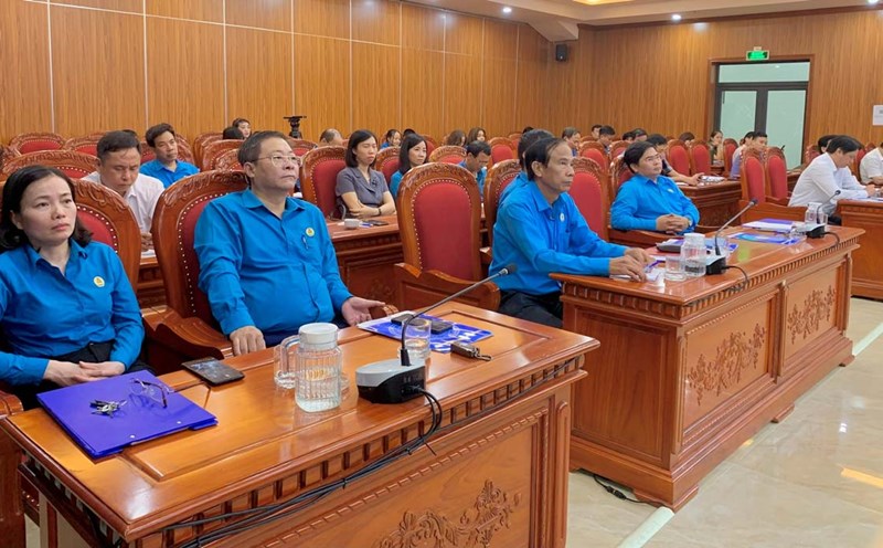 Hội nghị Ban Chấp hành LĐLĐ tỉnh Nam Định mở rộng khóa XVIII, kỳ họp thứ III. Ảnh: Lương Hà