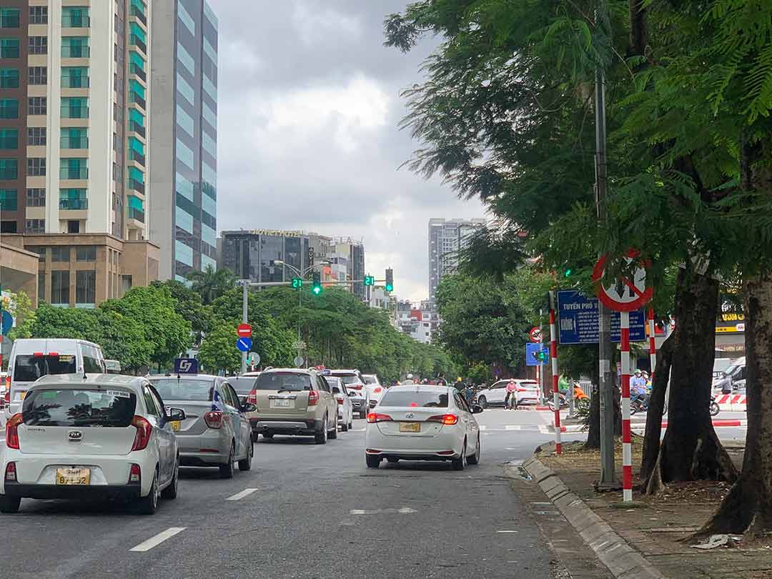 Biển báo cấm quay đầu và rẽ trái trên đường Hàm Nghi bị che khuất gây khó khăn cho nhiều người dân. Ảnh: Nhật Minh