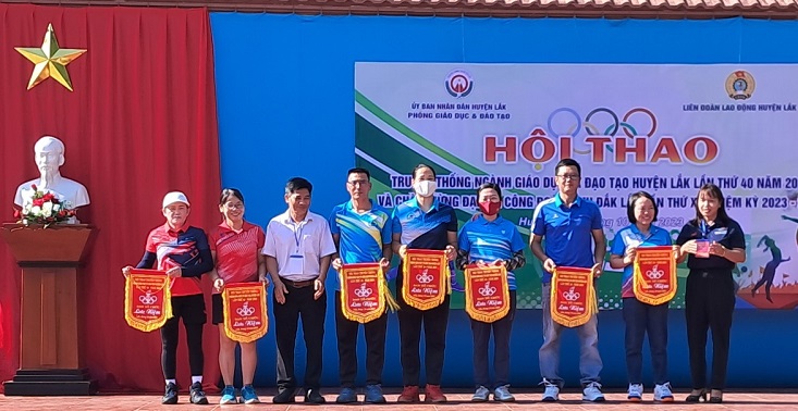 Liên đoàn Lao động huyện Lắk, tỉnh Đắk Lắk thời gian qua đã tổ chức nhiều hoạt động thiết thực cho đoàn viên, người lao động. Ảnh: Bảo Trung