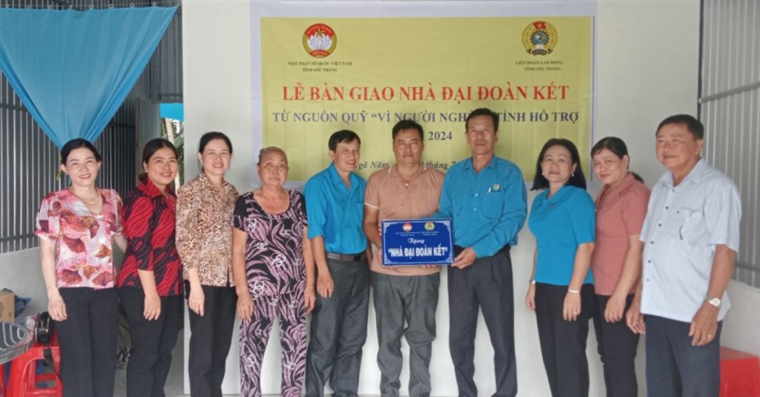 Leaders of the Confederation of Labor of Soc Trang province gave the house to union member Nguyen Bach Long. Photo: Confederation of Labor of Soc Trang province