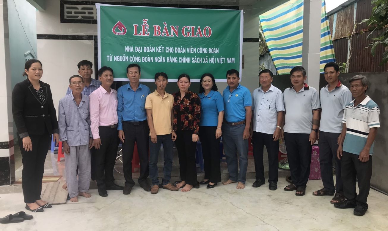 Lãnh đạo LĐLĐ tỉnh Sóc Trăng trao nhà cho đoàn viên Âu Quốc Phong. Ảnh: LĐLĐ tỉnh Sóc Trăng