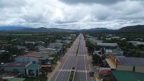 Cung đường qua thị trấn Phú Hòa thành đường đua của xe chở cát. Ảnh: Giáp Long 