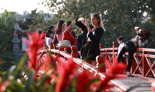 Khách du lịch chụp ảnh hồ Hoàn Kiếm, Hà Nội. Ảnh: Hải Nguyễn