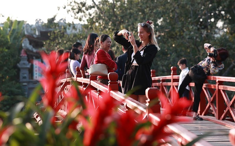 Khách du lịch chụp ảnh hồ Hoàn Kiếm, Hà Nội. Ảnh: Hải Nguyễn