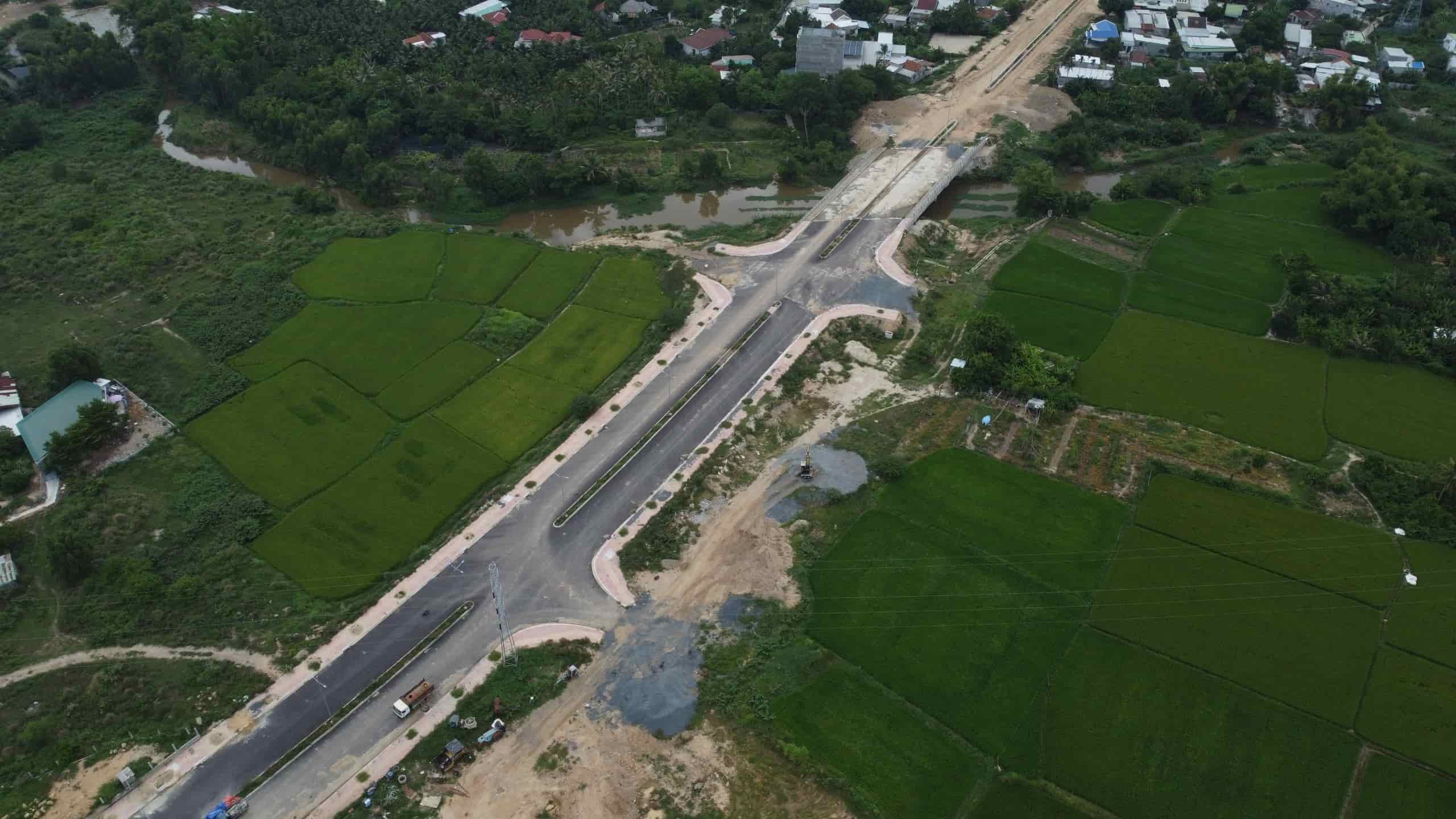 Road D30 has been under construction for 3 years but has not been completed yet, the contractor has asked to stop the project  