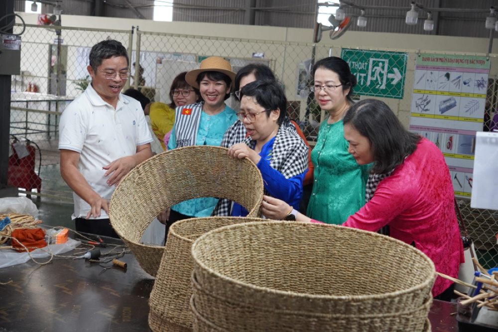 Ông Vũ Thế Mạnh - Phó Giám đốc Công ty Cổ phần Artex Đồng Tháp - giới thiệu sản phẩm của công ty với đoàn công tác Agribank. Ảnh: Agribank