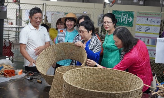 Ông Vũ Thế Mạnh - Phó Giám đốc Công ty Cổ phần Artex Đồng Tháp - giới thiệu sản phẩm của công ty với đoàn công tác Agribank. Ảnh: Agribank