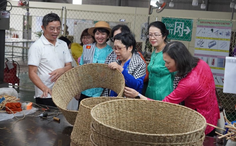 Ông Vũ Thế Mạnh - Phó Giám đốc Công ty Cổ phần Artex Đồng Tháp - giới thiệu sản phẩm của công ty với đoàn công tác Agribank. Ảnh: Agribank