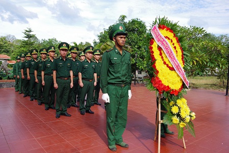 Cán bộ, chiến sĩ làm lễ dâng hương tưởng nhớ các Anh hùng liệt sĩ. Ảnh: Văn Hoàn 